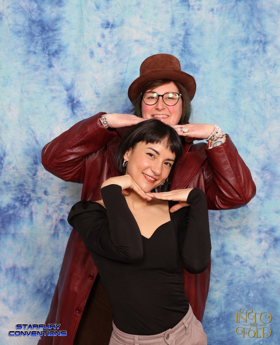 staff1989's tweet photo. So, I'm finally sorting through my pictures of #IntoTheFold2 and I was so nervous to go there in cosplay altogether, since this was the first time, and I'm so happy with how the photos turned out in the end. #SaveShadowAndBone #SixOfCrowsSpinoff https://t.co/oeJ9XxvFAK
