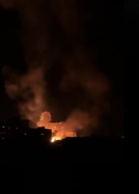 Слов'янськ атакований бпла зі шрапнеллю.
Багато поранених.
Країна мразь отримує задоволення від страждань цивільного населення.