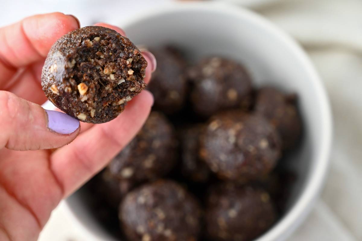 Made with wholesome ingredients, these protein brownie bites are rich, fudgy, and just plain delicious –no baking required!  ameessavorydish.com/protein-browni… via <a href="/AmeeLivingston/">Amee's Savory Dish</a>