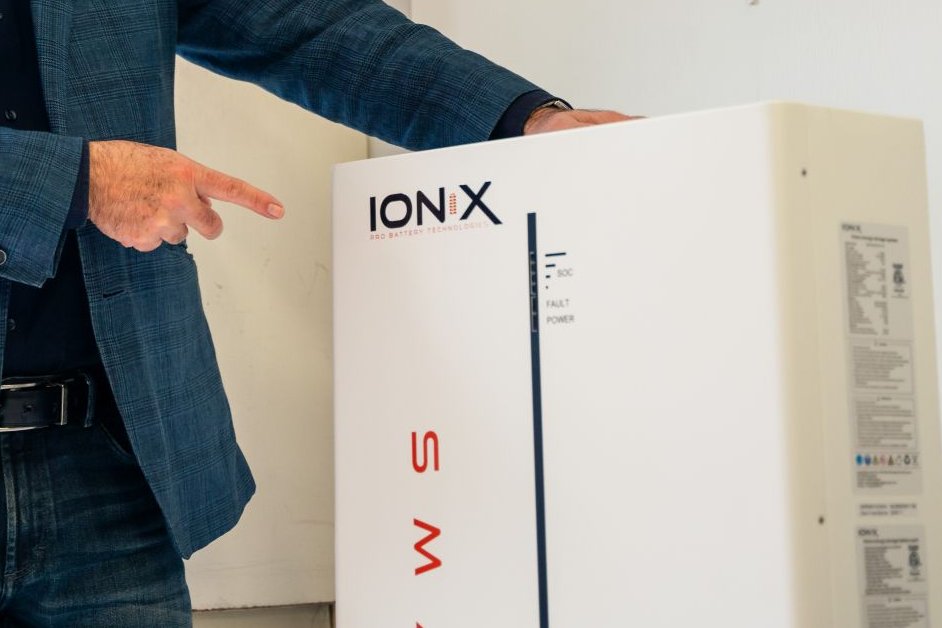 ionixprobattery's tweet image. ⚡ Ready for reliable energy?
Discover how the IONiX SmartWall offers a scalable, safe, and environmentally friendly backup power solution for your home.
🔗 Start with this informative podcast: open.spotify.com/episode/68ovQ1…
#SmartWall #EnergyIndependence #SustainableEnergy