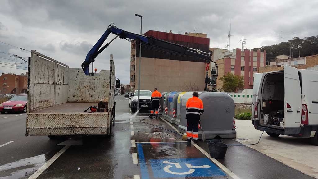 🟢 Tortosa inicia un pla intensiu de neteja de les illes de contenidors de residus a tots els barris i pobles

📷 LA NOTÍCIA: setmanarilebre.cat/tortosa-inicia…

<a href="/Tortosa/">Ajuntament de Tortosa</a> <a href="/JordiJordanEbre/">Jordi Jordan</a> <a href="/SoniRuMo/">Sonia Ruperez Monreal</a> <a href="/Margaabellogi/">Marga Abelló</a> <a href="/valles314/">Paco Vallespí ||*||</a> <a href="/govterresebre/">Delegació del Govern a les Terres de l'Ebre</a> <a href="/castorgonell/">Joan Castor Gonell</a> #Tortosa #TerresdelEbre