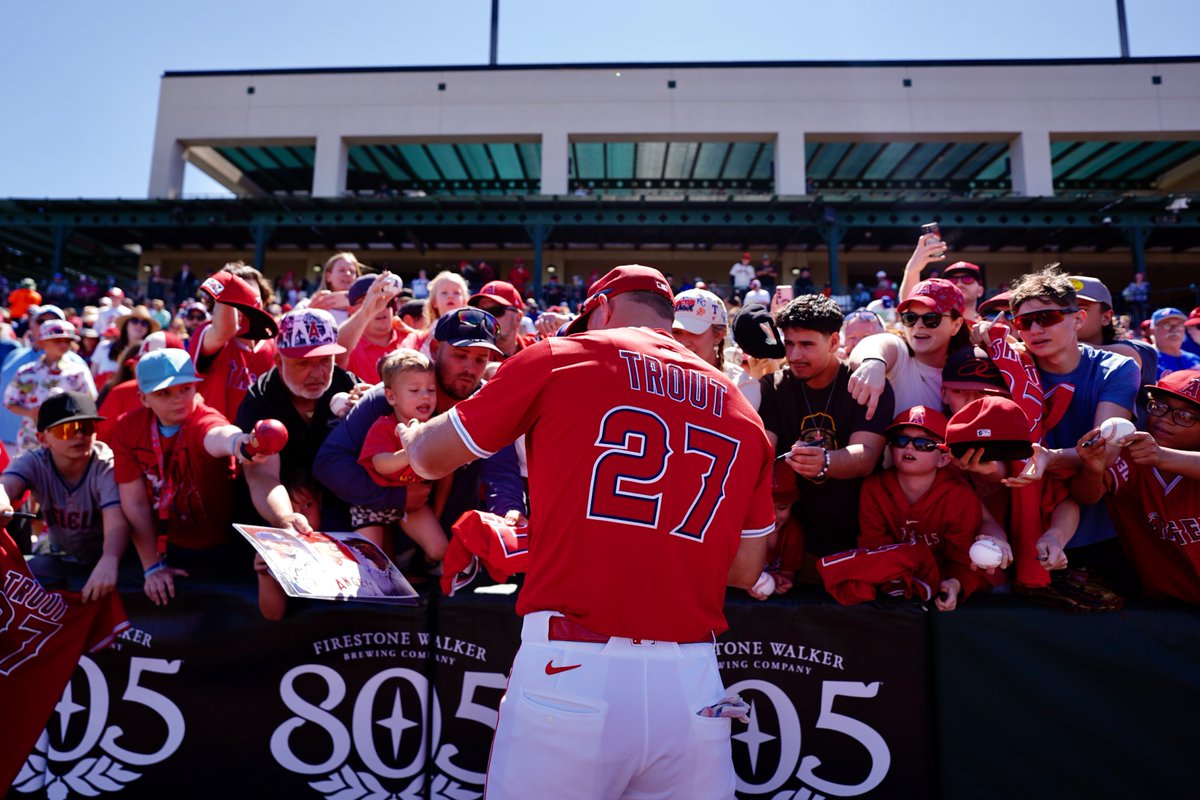 Catch of the day: Mike Trout's autograph 🎣