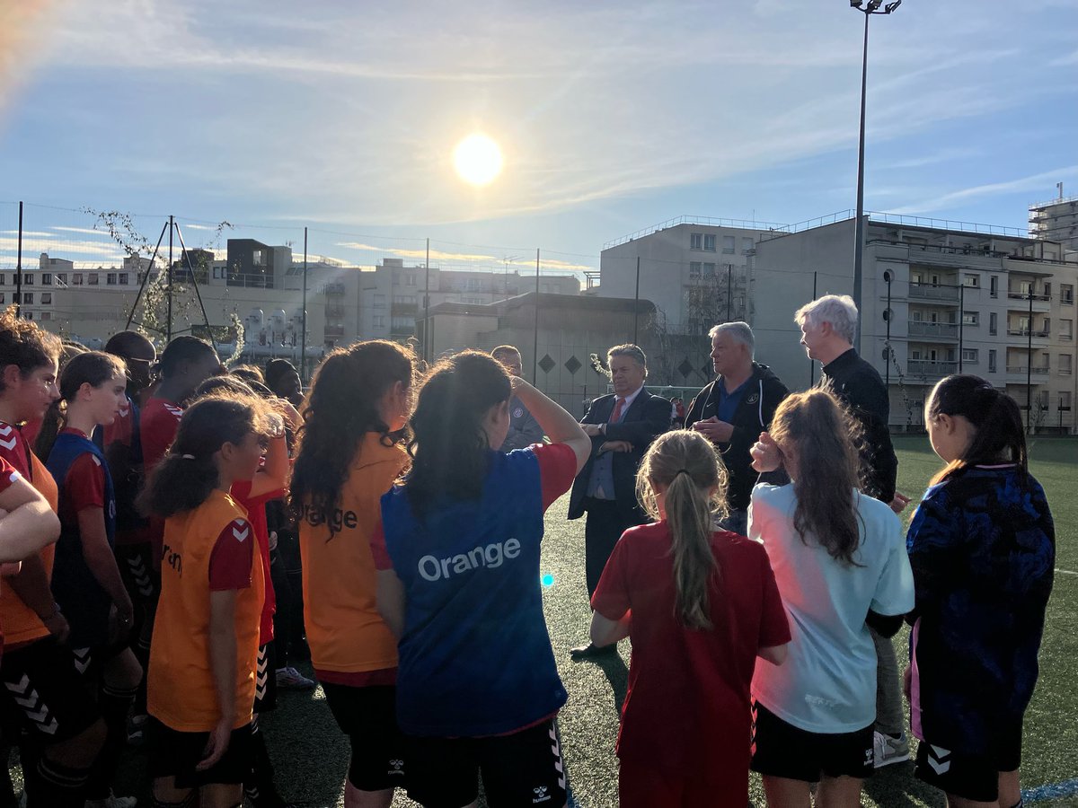 Renouvellement du partenariat sponsoring entre <a href="/OrangeIDF/">Orange Île-de-France</a> et @GPSO92ISSY dans le cadre du Programme <a href="/orange/">Orange</a> Football Amateur. Remise des dotations aux jeunes joueuses en présence de <a href="/JeanlucGirod/">Jean-luc Girod 🟧</a> Cc <a href="/Aurelie_Hurtado/">Aurélie Hurtado 💐</a> <a href="/baumgarten_anne/">baumgarten anne</a> <a href="/SylvieBeee/">Sylvie Bertrand</a> <a href="/TeamOrangeFoot/">Team Orange Football</a> <a href="/Orange_France/">Orange France</a>