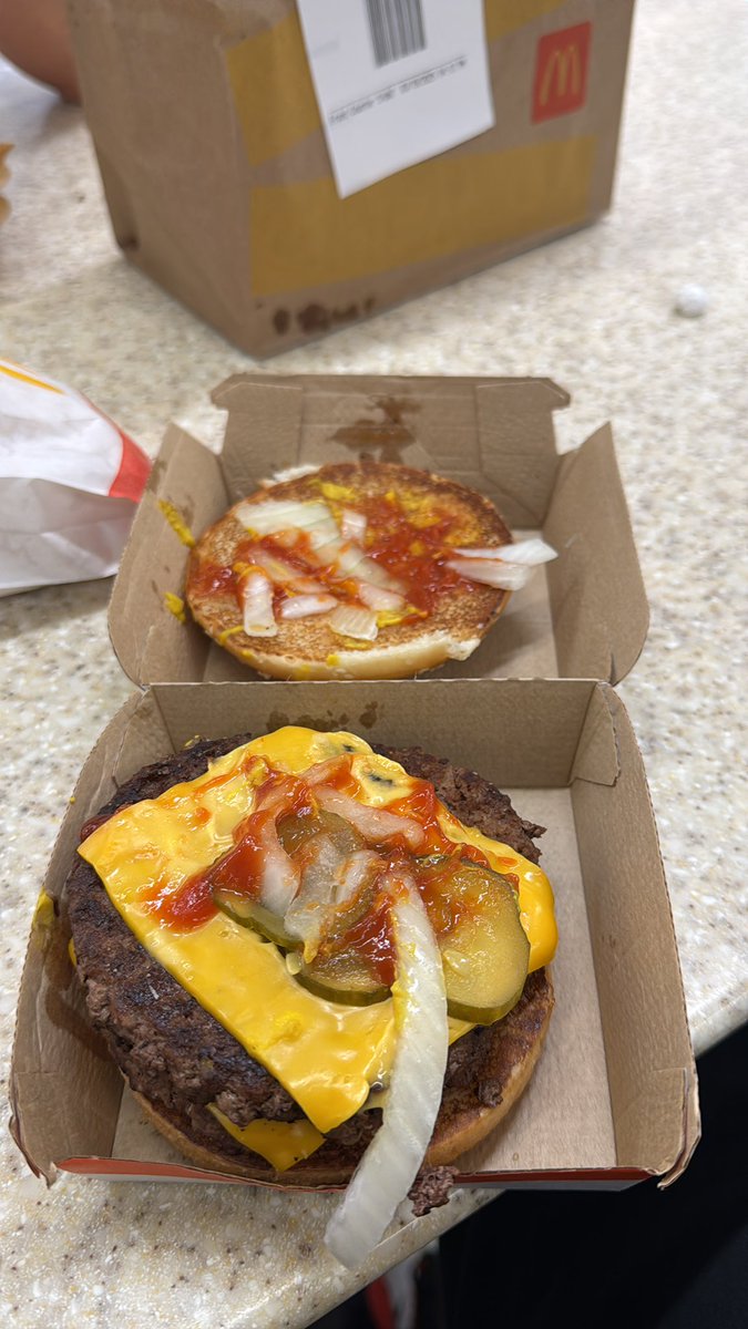 NeutronKab's tweet photo. @McDonalds  best burguer?? I think no! Look at Dam sh****. 25 bucks for this? Realy??? https://t.co/teUAFMewTP
