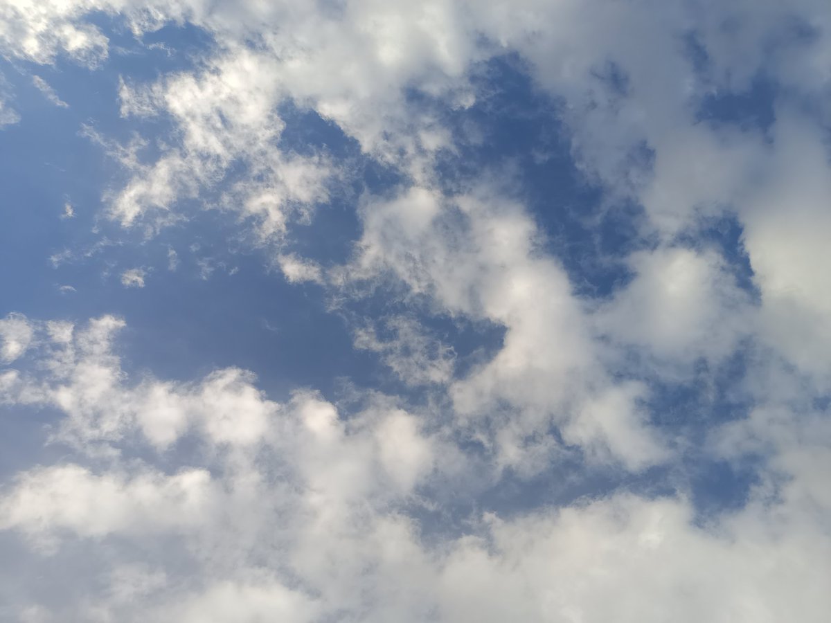 سُبحان من جعل ازدحام الغُيوم في السماء مُواساة للروح 🤍✨