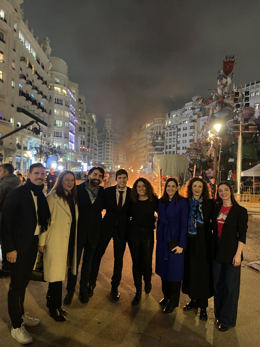 PSOEValencia's tweet image. Els acomiadaments són sempre complicats, però els fallers i falleres estem acostumats.

Posem fi a unes falles marcades per la pluja. A la qual ens hem adaptat, fidels al nostre esperit faller de força i mirar cap avant.

Emoció.
Sentiment.
Passió per la nostra festa.
#Cremà25🔥