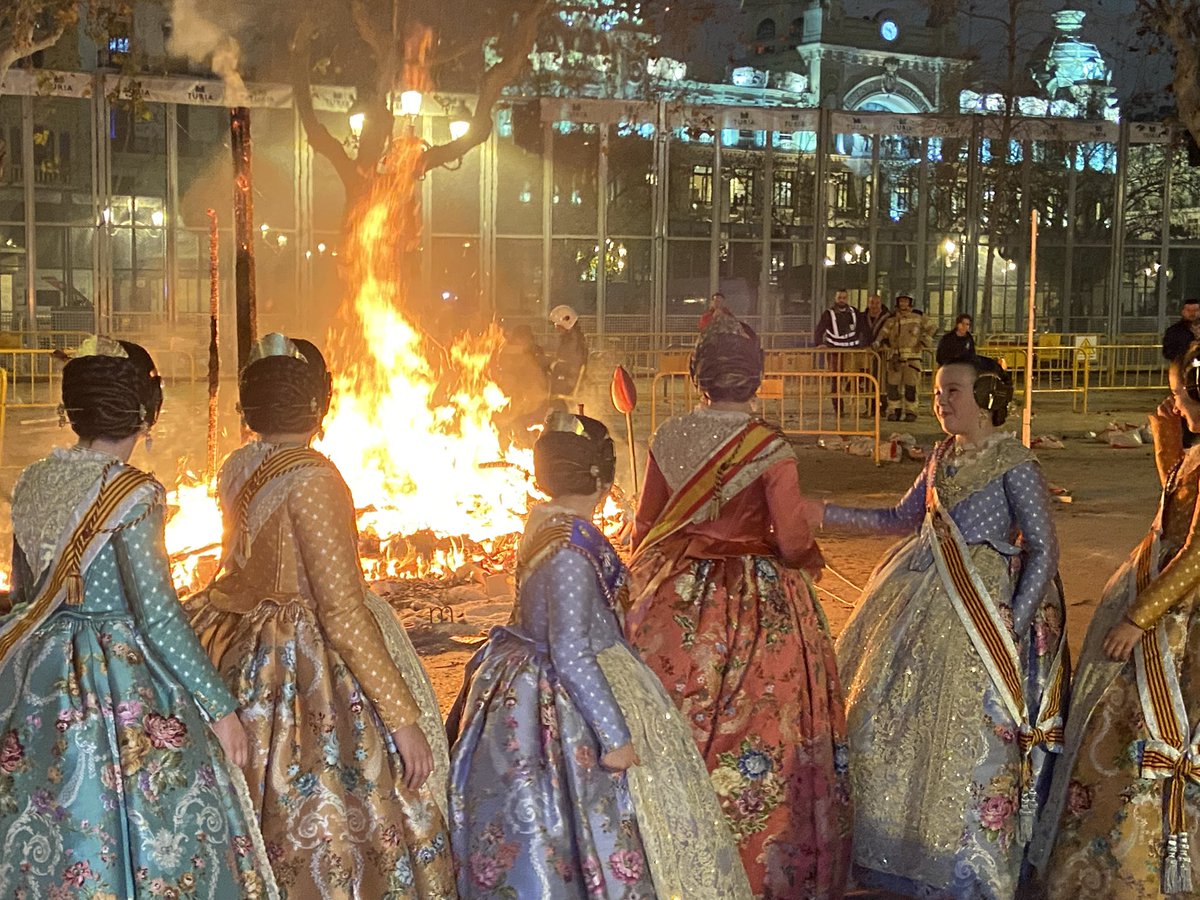 PSOEValencia's tweet image. Els acomiadaments són sempre complicats, però els fallers i falleres estem acostumats.

Posem fi a unes falles marcades per la pluja. A la qual ens hem adaptat, fidels al nostre esperit faller de força i mirar cap avant.

Emoció.
Sentiment.
Passió per la nostra festa.
#Cremà25🔥