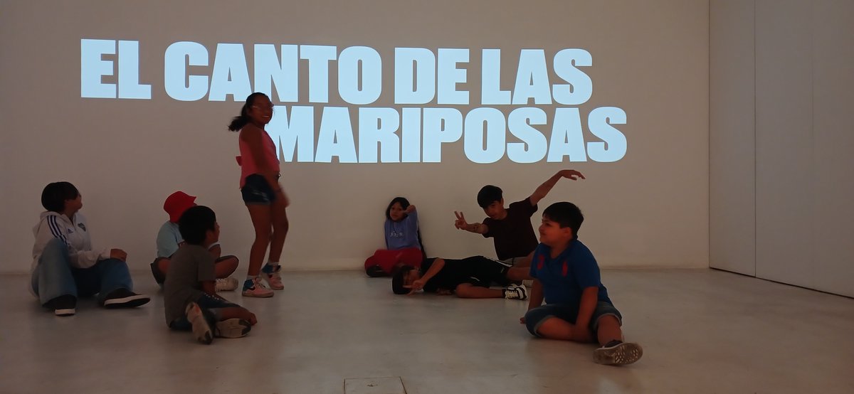 SOSinfantil's tweet photo. JUMA. Preservar la memoria. Imaginar el futuro
Arrancamos #2025.
Recorrimos las hermosas obras del peruano Rember Yahuarcani.
Dibujamos y escuchamos un cuento dentro mismo de la exhibición de este artista nacido en medio de la selva amazónica.
¡Gracias @MarcoLaBoca! https://t.co/HOnLDsQYdU