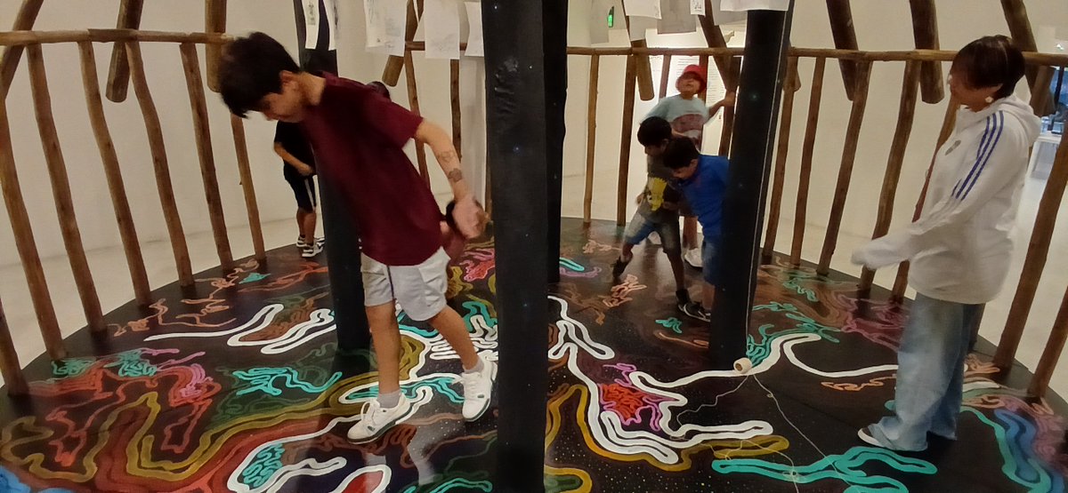 JUMA. Preservar la memoria. Imaginar el futuro
Arrancamos #2025.
Recorrimos las hermosas obras del peruano Rember Yahuarcani.
Dibujamos y escuchamos un cuento dentro mismo de la exhibición de este artista nacido en medio de la selva amazónica.
¡Gracias <a href="/MarcoLaBoca/">Museo Marco La Boca</a>!