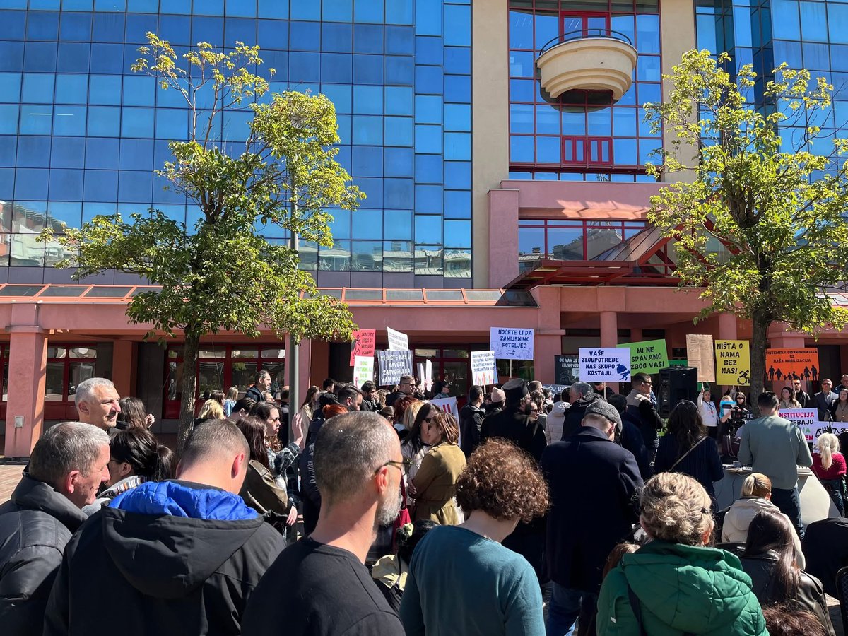 moacg_'s tweet photo. ✊ #MOACG pruža punu podršku protestu „Mi smo stvarnost, vi ste mit“ protiv izmjena Zakona o profesionalnoj rehabilitaciji i zapošljavanju OSI, koje ugrožavaju prava osoba s invaliditetom.

❗️ Mladi ne ćute – mi se borimo za društvo u kojem su jednakost i dostojanstvo neupitni! https://t.co/qSHZI11VoX
