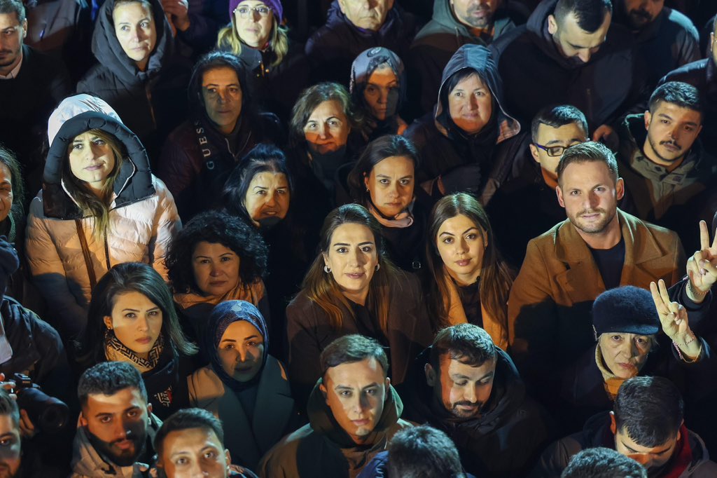 erbilaydnlkCHP's tweet photo. Saraçhane’de halkla birlikte, tüm halkımızın iradesine sahip çıkıyoruz!

Kurtuluş yok tek başına; ya hep beraber, ya hiçbirimiz! https://t.co/n4UWTEioa4
