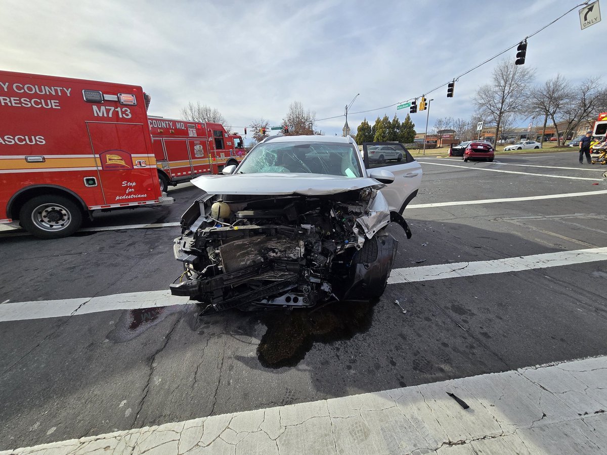 mcfrsPIO19's tweet image. Observation drive and Seneca Meadows Pkwy in Germantown. MCFRS units responding to a vehicle Collision with multiple injuries. Rescue Squad 729 on the scene along with several ambulances. @MCFRSNews @mcfrsPIO