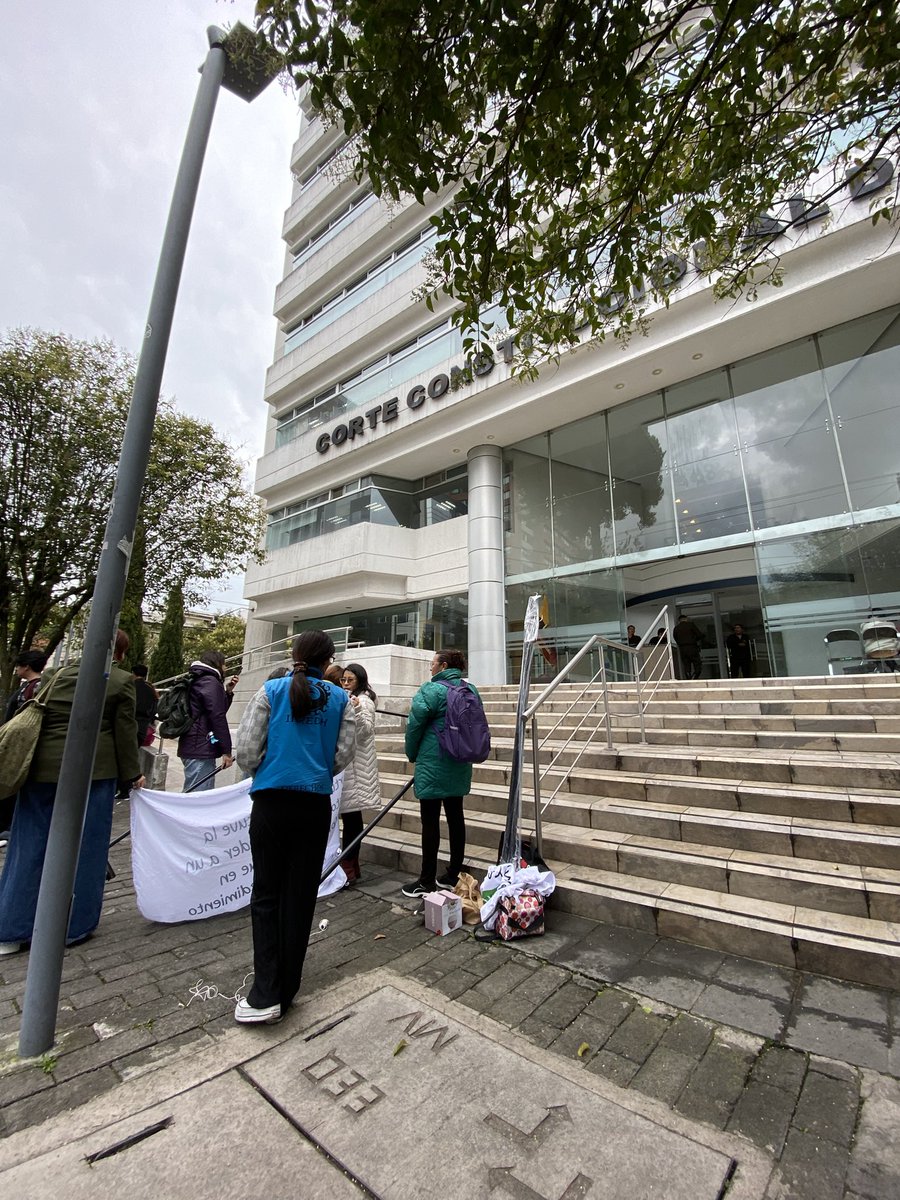 #CorteEnDeuda | En estos momentos se concentran Justa Libertad y otras organizaciones feministas a las afueras de la Corte Constitucional del Ecuador, para la despenalización del aborto consentido.

#Ecuador #AbortoLibre <a href="/justalibertadec/">Justa Libertad Ecuador</a>