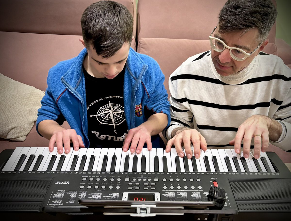 catomaro's tweet photo. Como el piano de cola no cabe en el estudio, pues estas opciones de menor tamaño son estupendas para aprender. #regalitodiadelpapi #aporello 🎹🎼 https://t.co/l0NFAeRGXM