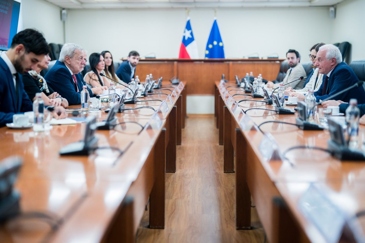 El ministro de Relaciones Exteriores, Alberto van Klaveren, recibió a una delegación de parlamentarios europeos que se encuentra de visita en nuestro país. En la reunión, dialogaron sobre el rol de Chile y la Unión Europea frente a los desafíos globales.