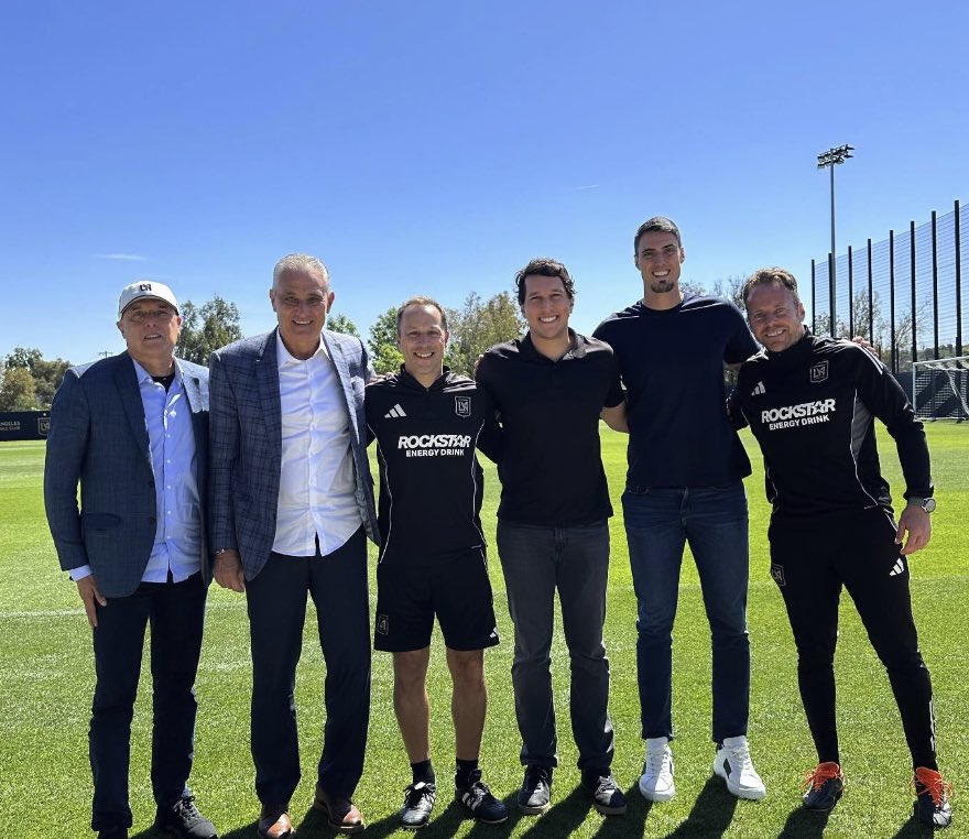 celsoliveira_'s tweet image. 🇧🇷 Tite spotted at LAFC training! 👀

⚫🟡 The legendary Brazilian coach was seen chatting with Steve Cherundolo and Marc dos Santos during practice. 

Just a casual visit, or is there something else behind the scenes? 🤔⚽️

📸 mundomds / IG

#LAFC #MLS #Tite @territoriomls