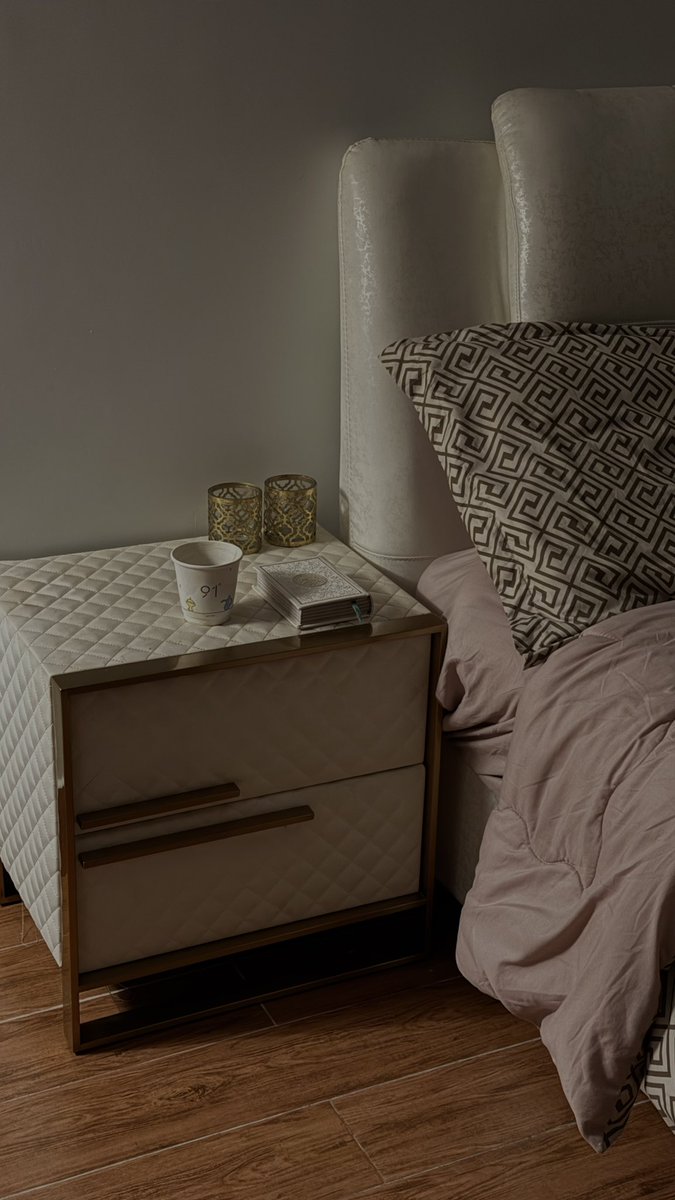 شعور النومة بالبيت 
يلي طلعت منه تدرس و بكل مره 
ترجع و كأنك راجع عشان تنام بكل 
أمان و هدوء 🤍🤍🤍🤍.

lndescribable feeling