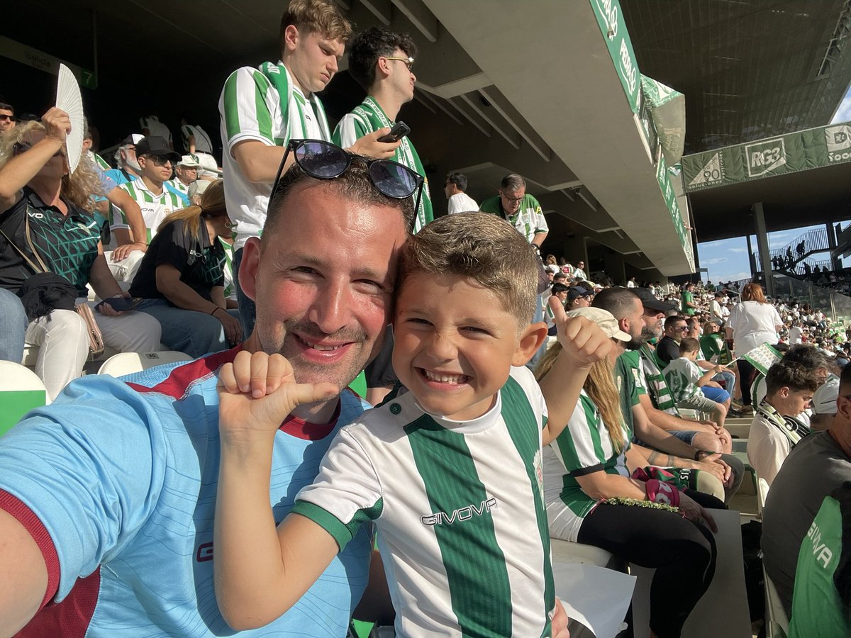 borjanovic's tweet photo. #PapáCordobesista
Igual que mi padre me lo enseñó yo hago lo mismo con mi hijo. Ana al club de tu vida cariño https://t.co/8qtdDLQccL