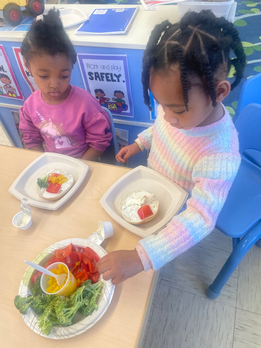 CAFI_Inc_GA's tweet photo. It's National #CACFPWeek! π
To celebrate, our Head Start students enjoyed a Rainbow Bagel! The children got to add their own vegetable toppings to the bagel and used their creativity while enjoying a healthy snack. π₯¦π
#CACFPCreditable #NCASuperSnack https://t.co/xcb9weE0pJ