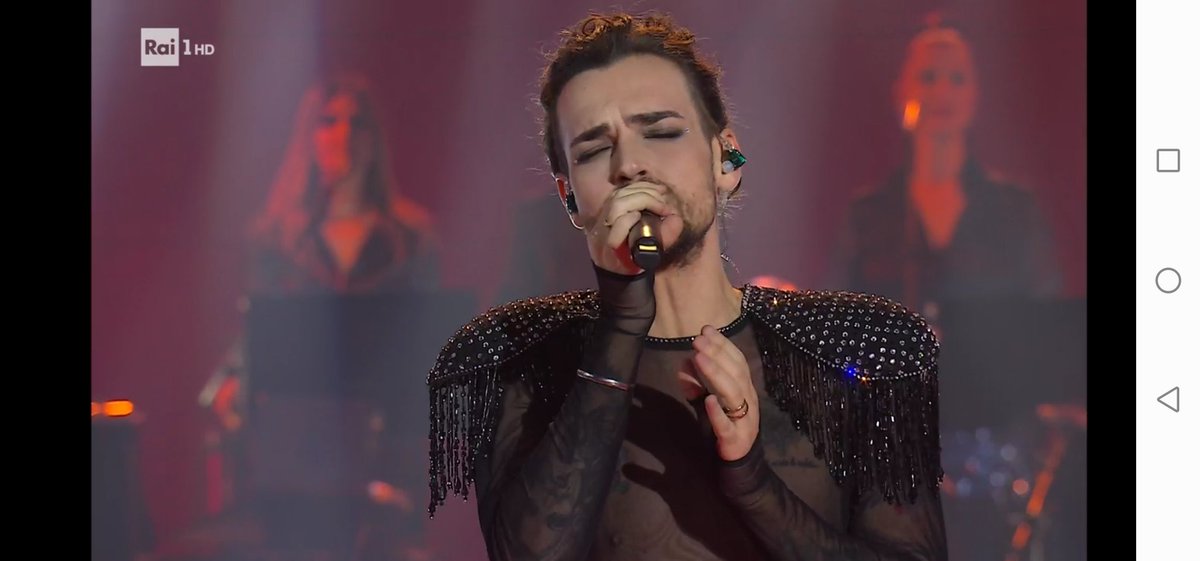 Ballare sotto il sole o amare un temporale..❤️🎶 #soloconunaparola #valerioscanu