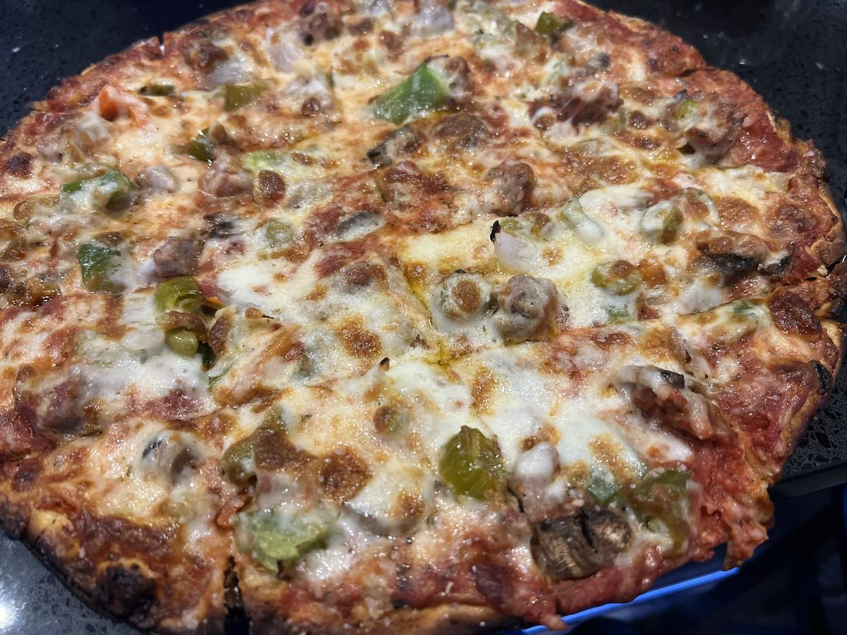 Freshly made pizza, live sports, great drinks... what more do you need? #Tailgaters #Bolingbrook
