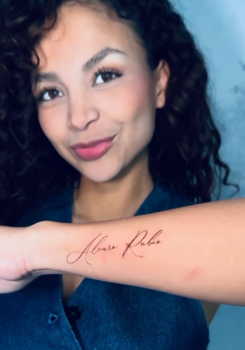 Mayeli tatuándose el nombre de Álvaro con apellido incluido. 

Me consuela saber que hay gente que toma peores decisiones que yo

#TentacionesDBTFinal2