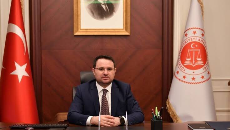 Tüyü bitmemiş yetimin hakkı olan
560 milyarın peşine düşen yiğit adam
Akın Gürlek’e sahip çıkalım etrafına etten
Duvar örelim …Devletimin Yanındayım