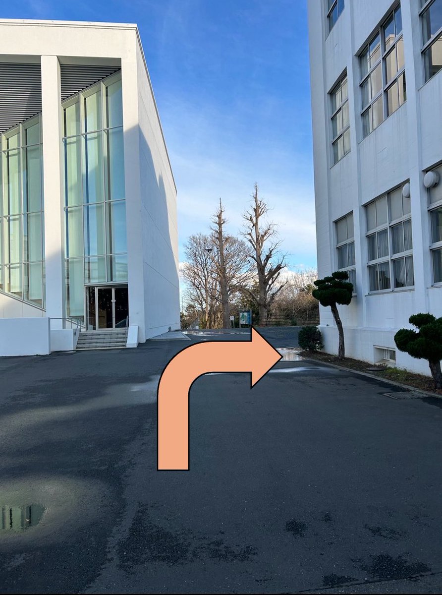 khqs2025's tweet photo. ③記念館の前で右へ曲がり、協育棟(向かって左の建物)に入る。
④階段で4階まで上がる。 https://t.co/PnKhS0Uu4c