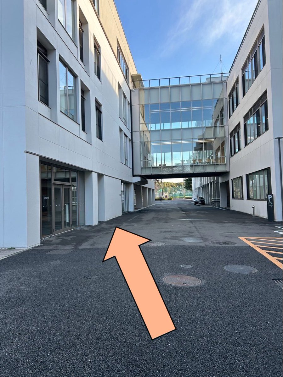khqs2025's tweet photo. ③記念館の前で右へ曲がり、協育棟(向かって左の建物)に入る。
④階段で4階まで上がる。 https://t.co/PnKhS0Uu4c