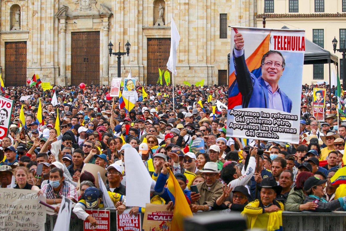 🚨Hablemos de la consulta popular. 
La Comisión Séptima del Senado archivó la reforma laboral (8 votos por el Sí y 6 por el No) en medio de las masivas marchas en Colombia por la campaña ‘SI’ a la Consulta Popular que convocó el Gobierno Petro. Abrimos hilo... 🧵