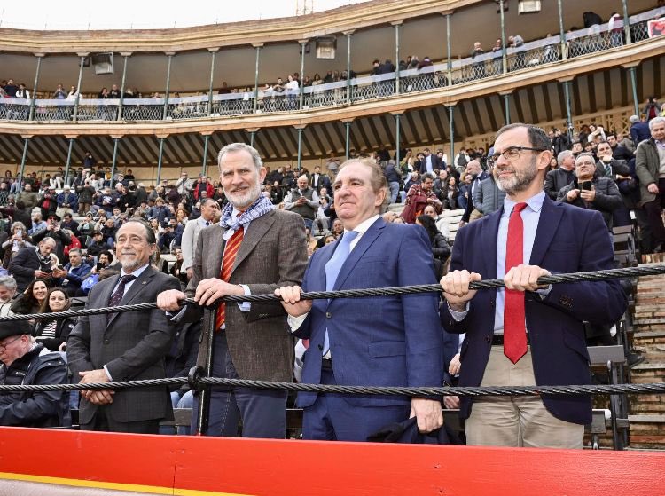 Meses antes de la Dana, el govern de Mazón y Vox cerró la Unidad de Valenciana de Emergencias para destinar el dinero al negocio de la tortura, la tauromaquia.

Hoy, Felipe VI da su “apoyo” a los afectados por la Dana asistiendo a una corrida de toros en “beneficio a las