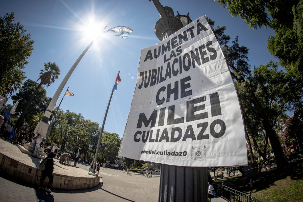 Esta mañana se llevó a cabo la ronda N°50 de los miércoles. Hace un año, y casi de manera ininterrumpida, jubilados y jubiladas se reúnen en Plaza San Martín en reclamo por los recortes ejecutas por el Gobierno Nacional.

📸 <a href="/Juliito00/">Julito</a> / Enfant Terrible