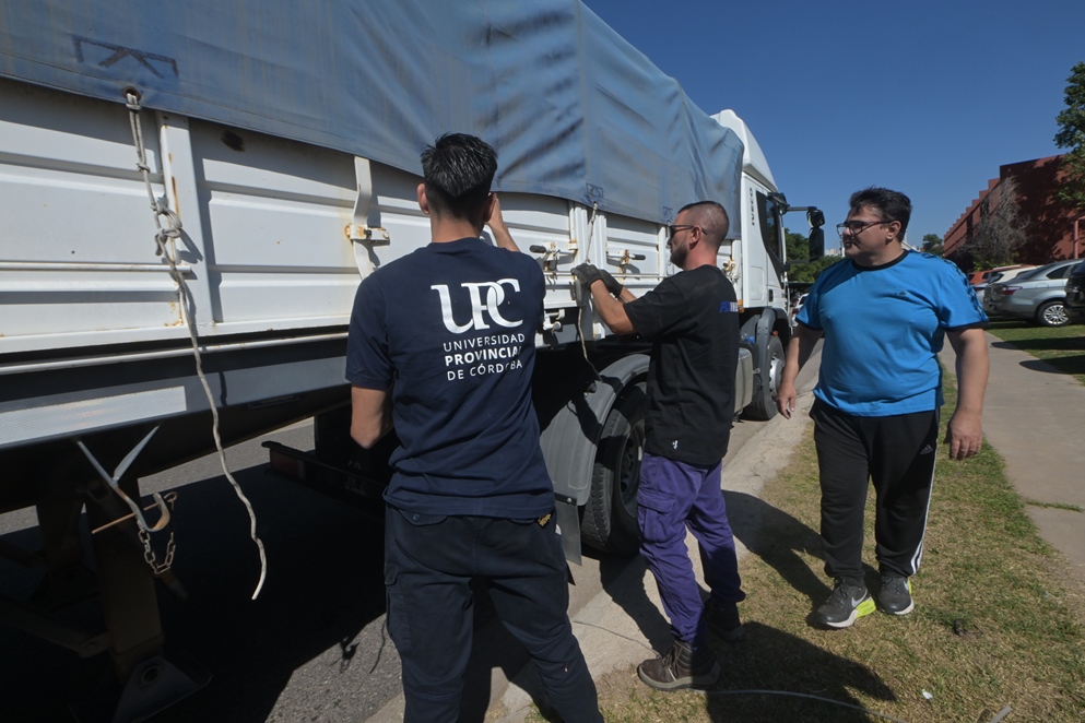 gobdecordoba's tweet photo. 🚛 Hoy partió el cuarto camión hacia #BahíaBlanca con donaciones, tras los tres del viernes pasado que también salieron desde la sede de la @upc_cordoba, finalizando esta exitosa colecta. 

Allí, son recibidas por personal de la @upsouniversidad, quien se encarga de distribuirlas entre las personas e instituciones damnificadas.
