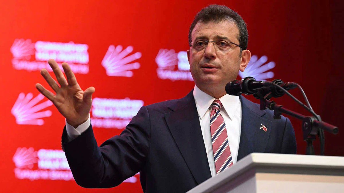 AMuhsinD's tweet photo. 🔴2022- حُكم عليه بالسجن سنتين و7 أشهر، ومنعه من العمل السياسي لكنه استأنف الحكم.
🔴2023- كان متوقع أن يكون مرشح المعارضة ضد أردوغان، لكن المعارضة اختارت كمال كليجدار أوغلو، وخسروا.
🔴2024 في انتخابات اسطنبول فاز مرة ثانية رغم الضغوط، مما جعل الحزب الحاكم في موقف محرج. https://t.co/JgYSUWg3GO