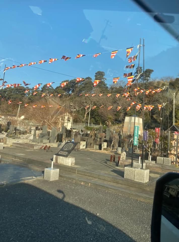 ThichTamTri's tweet photo. 石巻市西光寺で行われた東日本大震災の慰霊祭でベトナム精進料理約250食を配布いたしました。樋口住職は越南国寺（ホーチミン市）や本庄大恩寺訪問以来、ベトナムに関心を持たれ、寺のエントランスや本堂には仏旗や蓮の常花が飾られています。国境を超え故人を偲ぶ気持ちが同じことを実感いたします。 https://t.co/02QgAtz5ZI