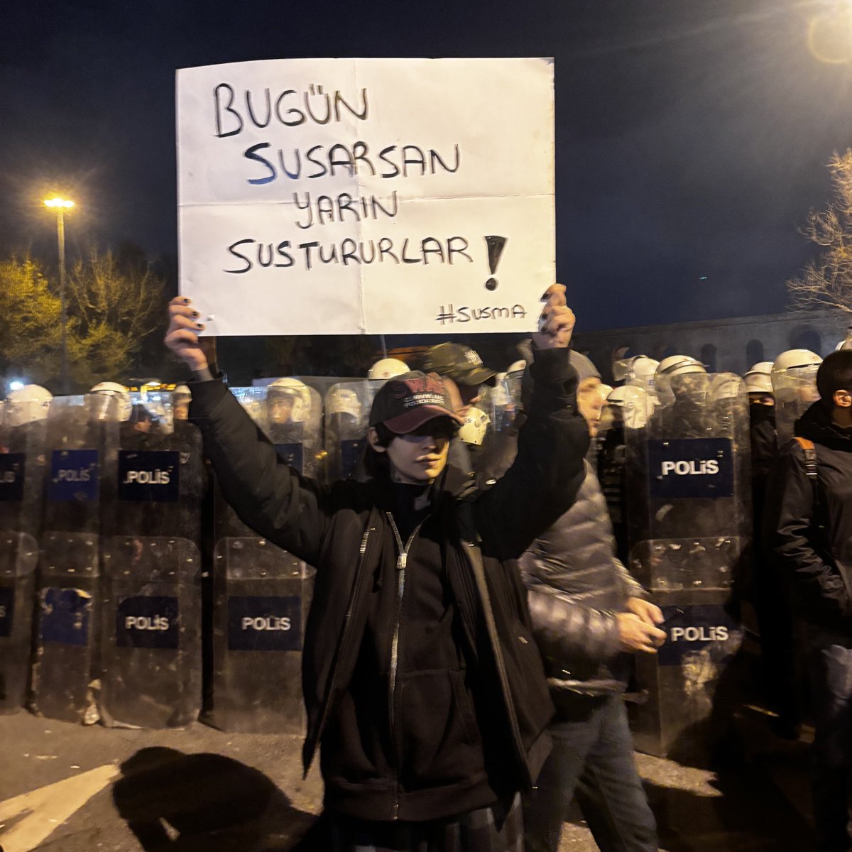 polis abiler pankartımı çok beğendi fotoğraf çekilmek istedi kıramadım