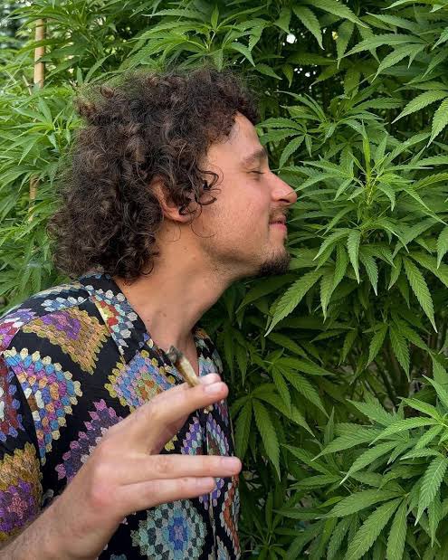 Este es Luisito Comunica no se confundan!!