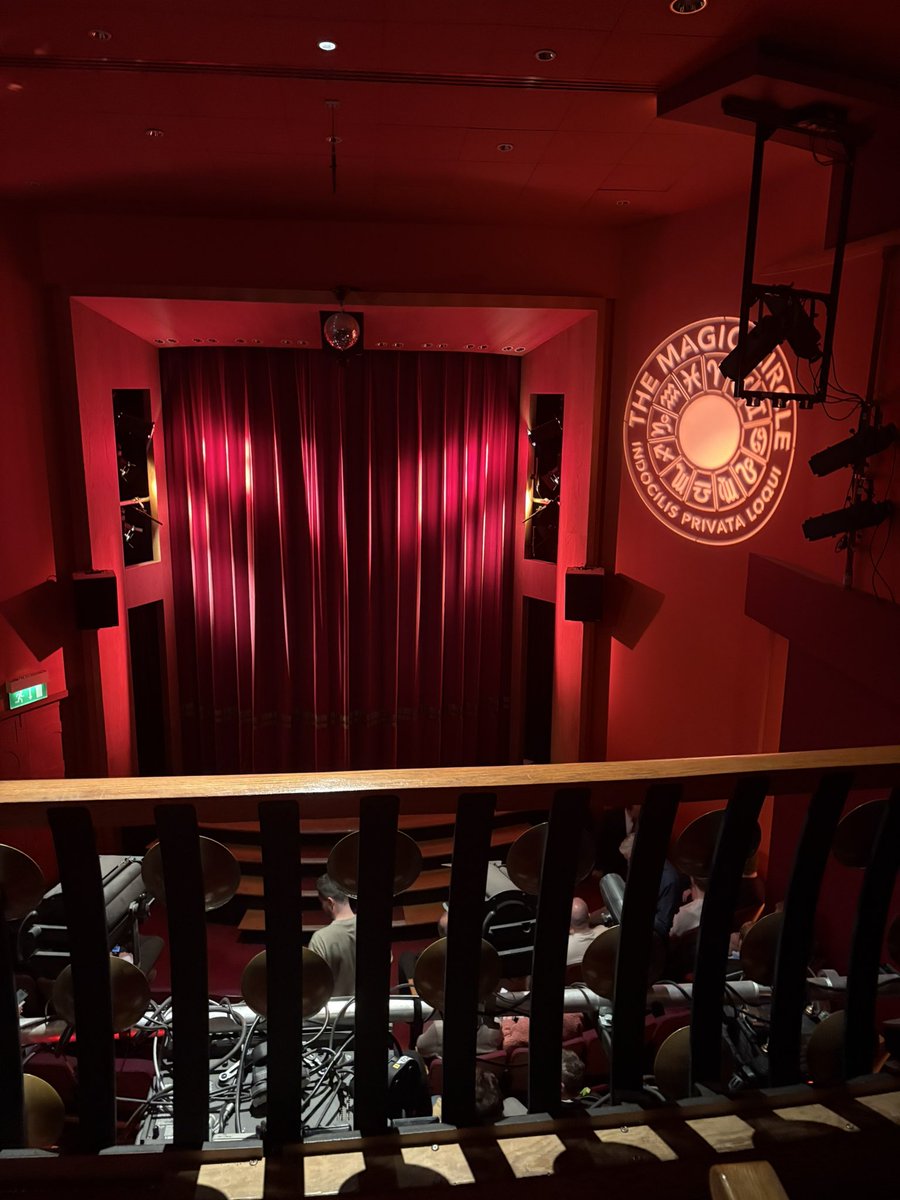 ohthedreaming's tweet photo. I’m at the magic circle my guys https://t.co/y4Km0dLCUL