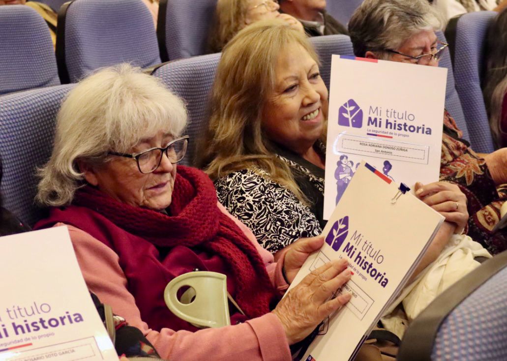 ¡51 mujeres de la Región de Valparaíso recibieron su título de dominio! 🏠🔑 Gracias a colaboración entre las Subsecretarías de la Mujer y de Bienes Nacionales, más de la mitad lo recibieron de forma gratuita. Un paso hacia la autonomía económica de las mujeres #ChileParaTodas