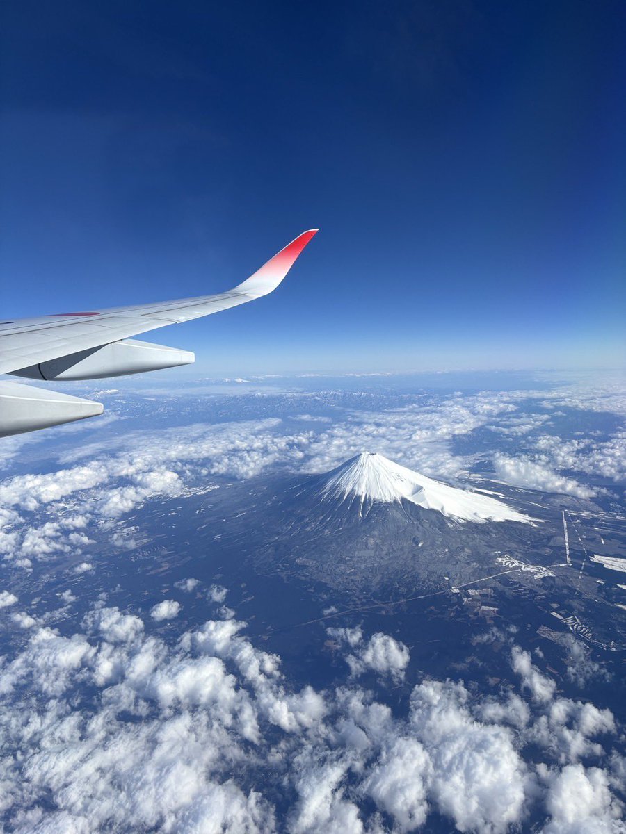 先程家族で那覇へ着きました🌺
とても綺麗に富士山が見えました✨
那覇はあったかいです〜😀