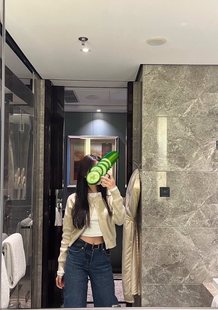 武器13或者以上的有么，喜欢b里插一根，嘴里也含着一根，塞满我。