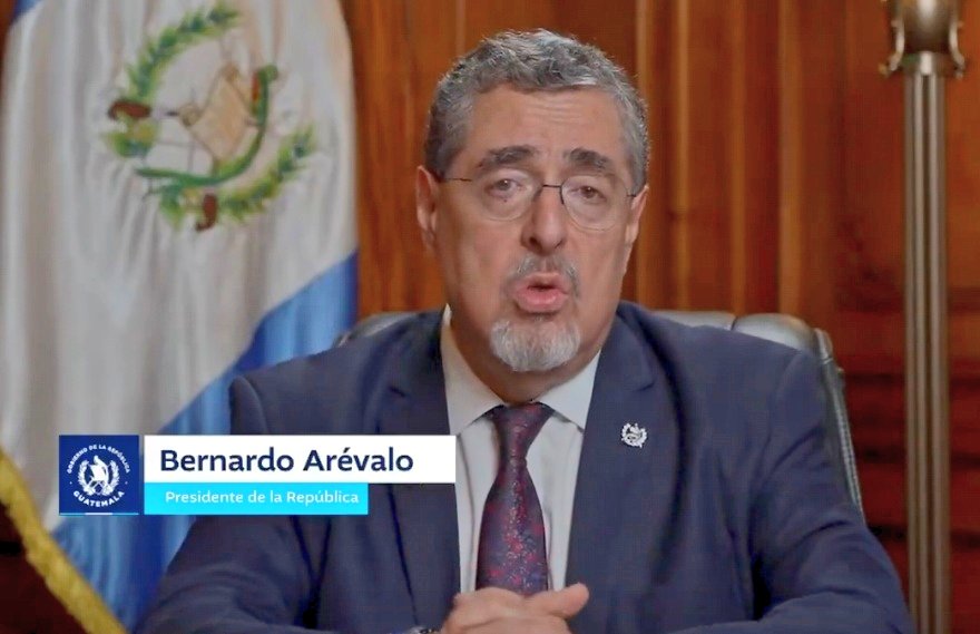 vichoguate's tweet photo. URGENTE:

Presidente Bernardo Arévalo informa que serán derogados los acuerdos sobre el pago de seguro obligatorio para vehículos. 

Integrantes de mesa se diálogo se comprometieron a trabajar nuevo marco legal para seguridad en el tránsito y el sistema de transporte. https://t.co/E0LIP4s0dY