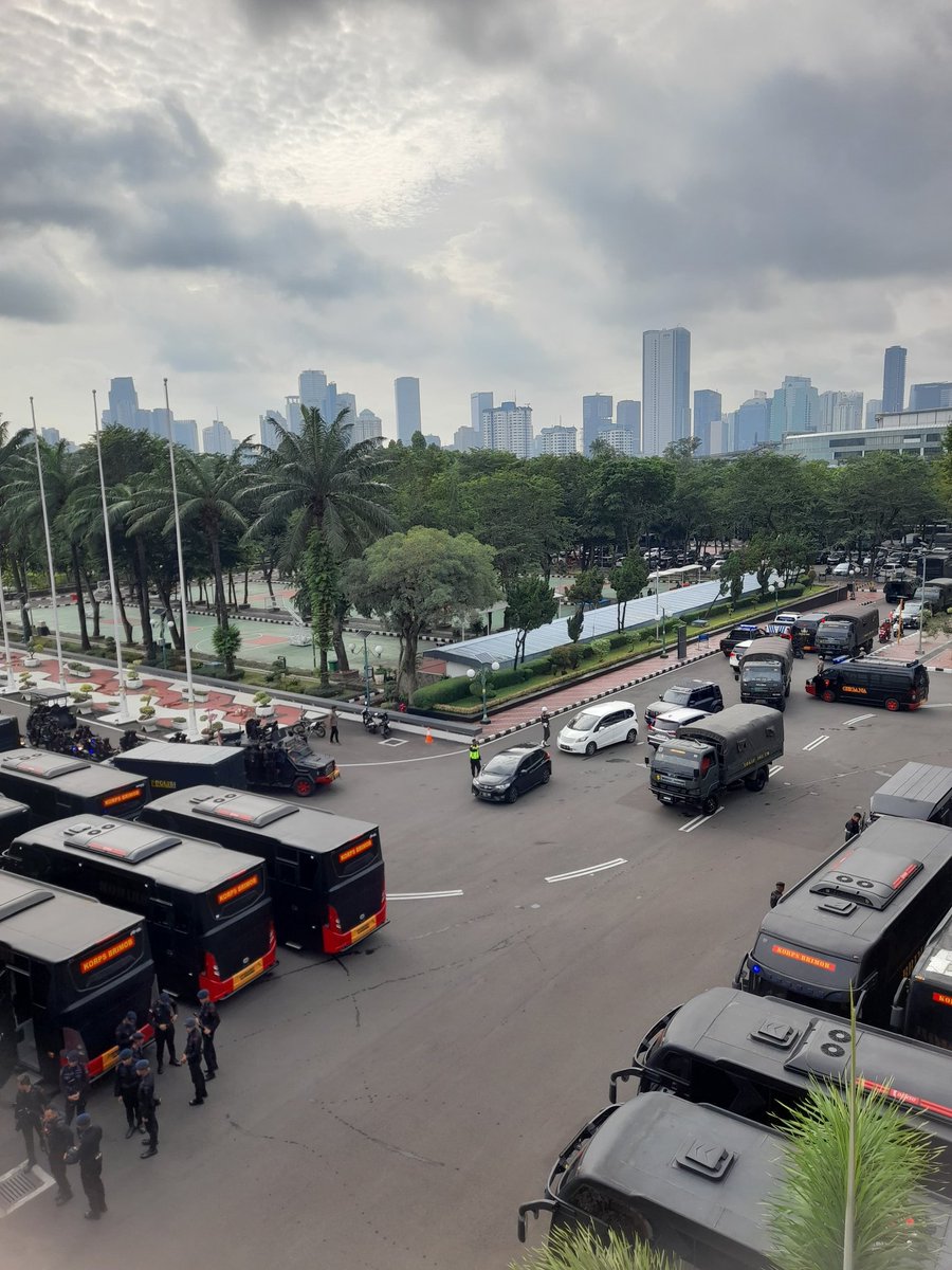 guemaungeluh's tweet photo. BUAT APA SEBANYAK INI GUE TANYA, KAPARAT???? https://t.co/oiajtzruG8