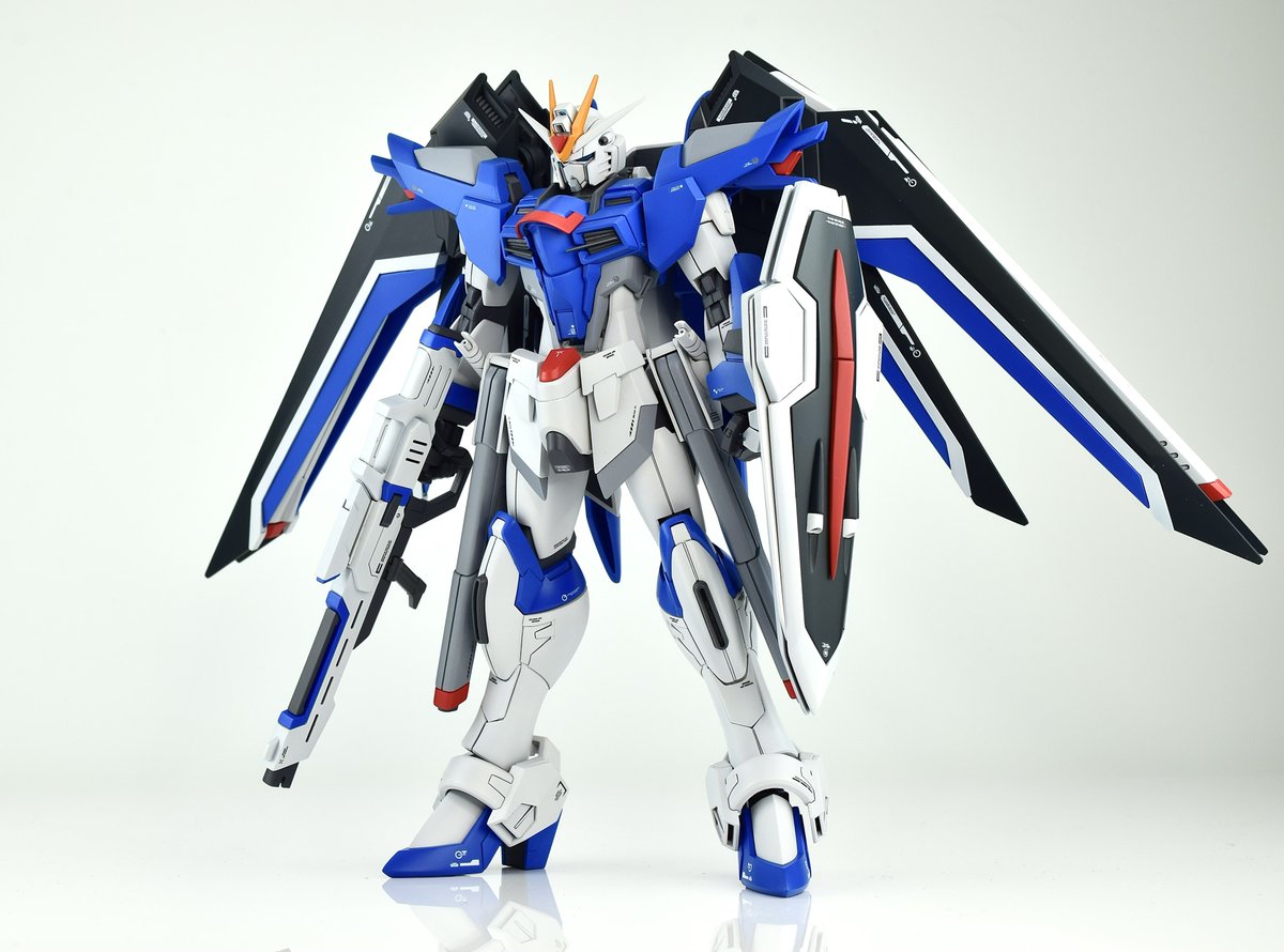 ライジングフリーダーーーム！
武器も完成であります。
合わせ目消し、塗り分けが大変なキットでした…