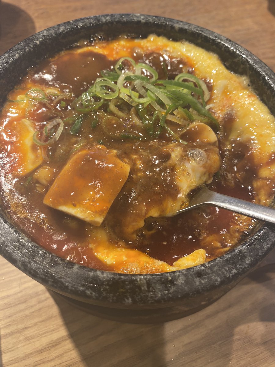 こんにちは！
トゥックン²です🌸

🎊新メニューのご紹介です🎊

🔥🥚玉子包み焼き麻婆豆腐🥚🔥

本格四川風麻婆豆腐を
なんと玉子で包んじゃいました😳

こちらの麻婆豆腐、
しっかり辛いのでご注意下さい🌶️⚡️

暖かくなってきましたが、アツアツのメニューを揃えてご来店お待ちしております！

#羽村