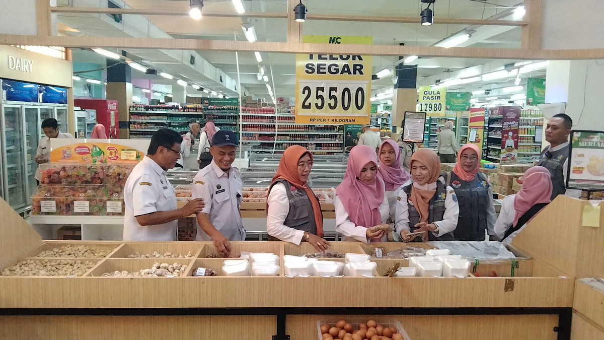 diskankabtegal's tweet photo. Intensifikasi Pengawasan Pangan Jelang Hari Raya Idul Fitri 1446 H
Tgl 19 Maret 2025 Lokasi Pasar Kemantran dan Swalayan Mutiara Cahaya Mejasem. 
Tim dari Dinkes dan OPD Lintas Sektoral (Pertanian, Perikanan, DPMPTSP, Perindustrian, Satpol, 
Yang rawuh Ibu Asisten I (Bu Suspri) https://t.co/BgtceWdTXq