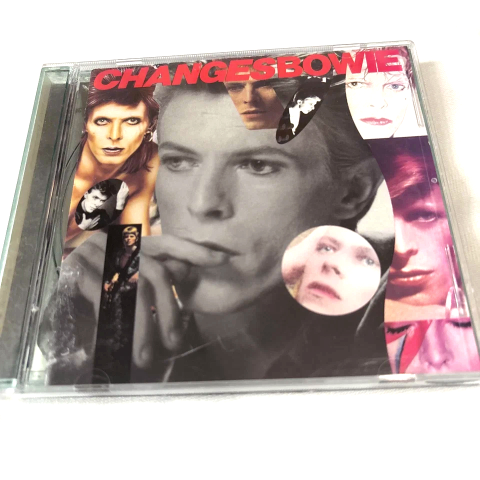 Buzz_The_Fuzz's tweet image. #OTD 35 years ago today. #ChangesBowie

1990年3月20日、ベスト盤『Changes Bowie』が英国EMIより発売。米Rykodiscの発売は3月12日。日本盤の発売は5月9日。ボウイ側は「ベスト盤を出しても（売上は）25000枚程だろう」と見積もったものの、米ライコ盤は初年度に50万枚、95年までに100万枚が売れた。