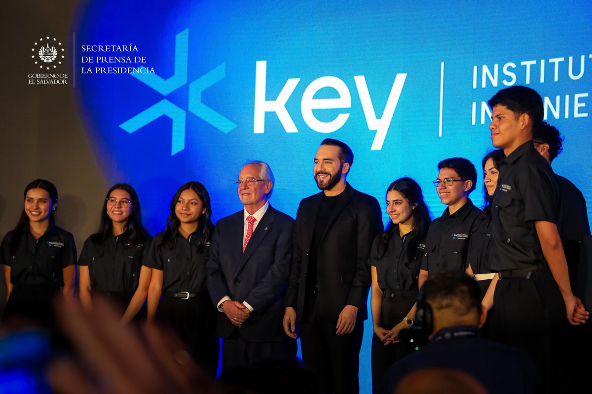 SecPrensaSV's tweet photo. #KeyInstitute | 𝗚𝗼𝗯𝗶𝗲𝗿𝗻𝗼 𝗱𝗲𝗹 𝗣𝗿𝗲𝘀𝗶𝗱𝗲𝗻𝘁𝗲 𝗡𝗮𝘆𝗶𝗯 𝗕𝘂𝗸𝗲𝗹𝗲 𝗳𝗶𝗿𝗺𝗮 𝗮𝗰𝘂𝗲𝗿𝗱𝗼 𝗱𝗲 𝗯𝗲𝗰𝗮𝘀 𝗽𝗮𝗿𝗮 𝗷𝗼́𝘃𝗲𝗻𝗲𝘀 𝘀𝗮𝗹𝘃𝗮𝗱𝗼𝗿𝗲𝗻̃𝗼𝘀 𝗲𝗻 𝗲𝗹 𝗜𝗻𝘀𝘁𝗶𝘁𝘂𝘁𝗼 𝗞𝗿𝗶𝗲𝘁𝗲 𝗱𝗲 𝗜𝗻𝗴𝗲𝗻𝗶𝗲𝗿𝗶́𝗮 𝘆 𝗖𝗶𝗲𝗻𝗰𝗶𝗮𝘀

El Presidente @nayibbukele continúa generando oportunidades para que la juventud salvadoreña pueda construir un mejor futuro, como parte de su visión de desarrollo que busca transformar la vida de los salvadoreños a través del acceso a una educación superior de calidad.

Como parte de este compromiso, firmó un importante convenio con el Instituto Kriete de Ingeniería y Ciencias (@Keyinstitutesv), durante su inauguración,  que permitirá el otorgamiento de becas estudiantiles para jóvenes con deseos de superarse.

“Hemos firmado un acuerdo para entregar decenas de becas más, a más jóvenes, en este caso el requisito es mucho mayor, pero básicamente es excelencia académica, para darles todas las oportunidades, para que nos dé liderazgo mundial en la tecnología, en la innovación y en la creatividad”, destacó el mandatario.

El jefe de Estado señaló que este centro de estudios superiores es la primera universidad de esta categoría en el país, con un enfoque especializado y avanzado para formar ingenieros capacitados en la identificación y solución de problemas reales. La institución ha sido creada con el respaldo del Tecnológico de Monterrey, una de las organizaciones más prestigiosas de América Latina.

“Los nuevos becarios van a poder desarrollarse en ingeniería industrial, computación, mecatrónica, robótica, inteligencia artificial, desarrollo de software, automatización y desarrollo de nuevas tecnologías. A ellos les irá bien, le irá bien al instituto, a nuestro país y colaboraremos a que le vaya bien al mundo”, subrayó.

El fundador de esta institución, Roberto Kriete, reconoció el compromiso del mandatario con el desarrollo y la educación: “Quiero expresar nuestro más profundo agradecimiento al excelentísimo Presidente Nayib Bukele, cuya visión transformadora para El Salvador ha sido clave para reconocer en este proyecto una oportunidad prometedora para la juventud salvadoreña”, manifestó.

Este esfuerzo se suma a las múltiples acciones del Gobierno de El Salvador para garantizar que la educación sea un pilar de desarrollo social y económico. Con cada beca entregada, se abre una puerta al progreso y se da pasos firmes en el crecimiento sostenible del país. #SecretaríaDePrensa