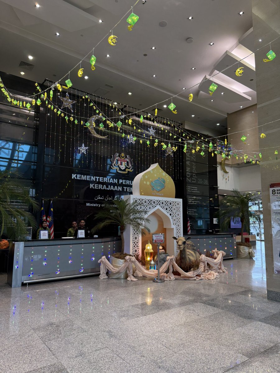 NgaKorMing's tweet photo. Lobi utama KPKT kini berseri dengan hiasan istimewa Hari Raya Aidilfitri.

KPKT sentiasa cakna &amp; komited meraikan kepelbagaian budaya &amp; memupuk keharmonian masy berbilang kaum.

Krjn Madani menghargai jasa &amp; sumbangan setiap kaum &amp; mendukung perpaduan nasional. 

Madani utk semua https://t.co/RGPsfaBaAZ