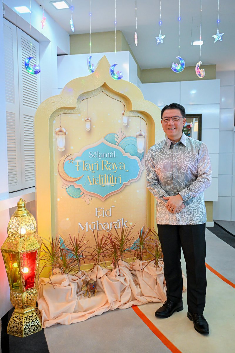 NgaKorMing's tweet photo. Lobi utama KPKT kini berseri dengan hiasan istimewa Hari Raya Aidilfitri.

KPKT sentiasa cakna &amp; komited meraikan kepelbagaian budaya &amp; memupuk keharmonian masy berbilang kaum.

Krjn Madani menghargai jasa &amp; sumbangan setiap kaum &amp; mendukung perpaduan nasional. 

Madani utk semua https://t.co/RGPsfaBaAZ